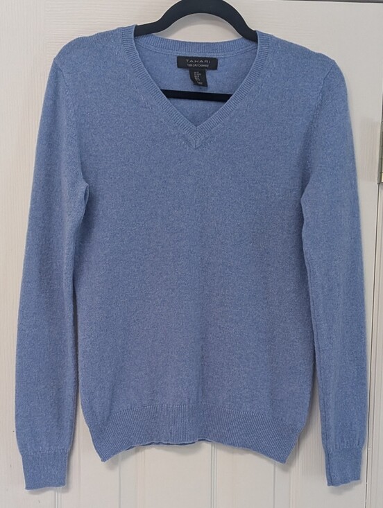 Tahari Sweaters - Tahari V-Neck Cashmere Sweater in Light Blue Periwinkle Size Medium